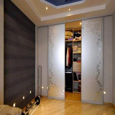 Зеркальный встроенный шкаф-купе с пескоструйным рисунком для спальни